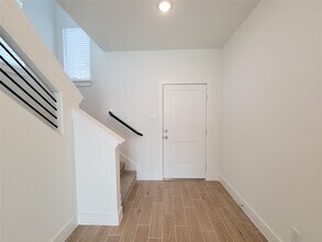 Building Photo - 10058 Rosette Dr