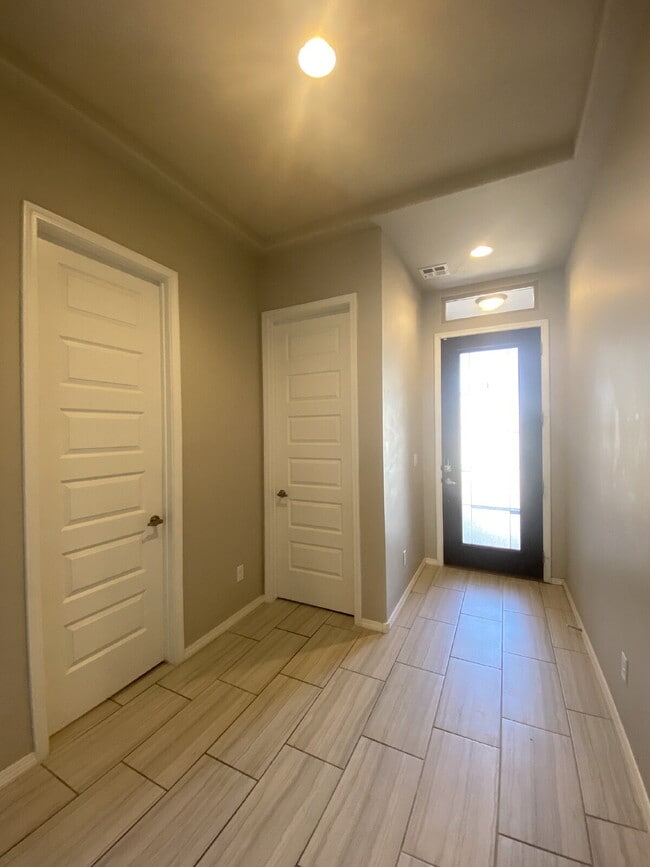 Building Photo - Single story 4BR/2Bath/Open Floor Plan/1907 Sqr Ft