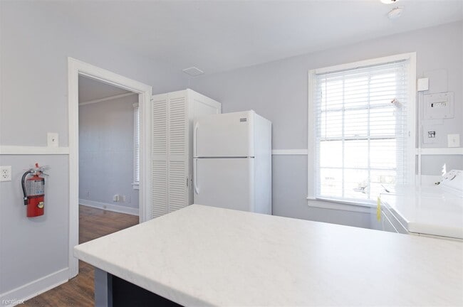 Building Photo - 2 br, 1 bath Duplex - 2 North Carlen Street b