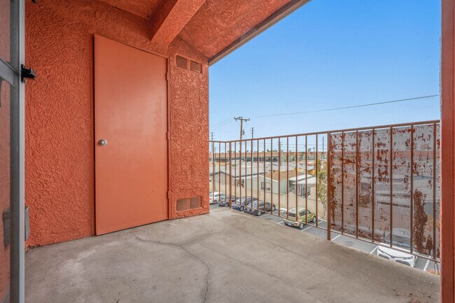 Foto del edificio - 12737 Rosecrans Ave