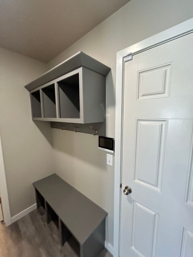 Building Photo - Exquisite 3-Bedroom Home with Modern Elegance and a Great Location!!