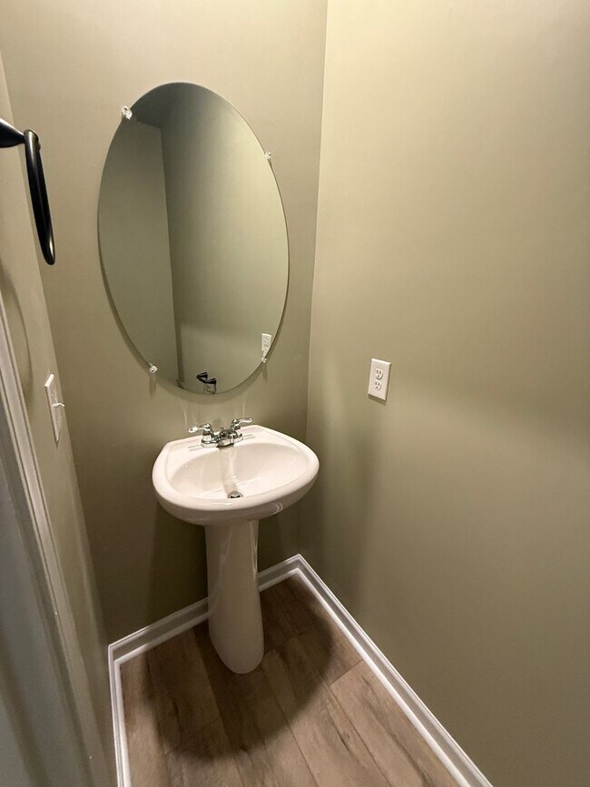 Building Photo - Open concept 4 bed, 2.5 bath home with fen...