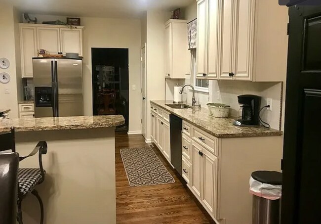Foto del edificio - Stunning 5-bedroom, 3-bathroom corner lot ...