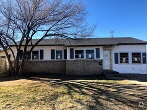 Building Photo - 2827 Oak Dr