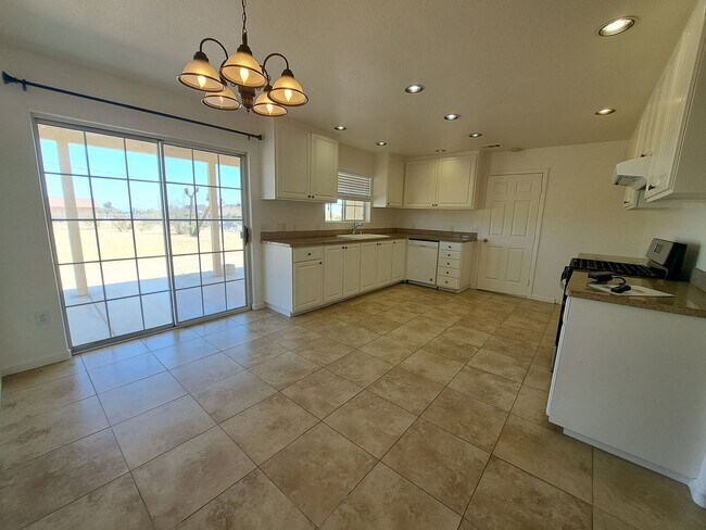 Foto del edificio - Huge Yard & HVAC!