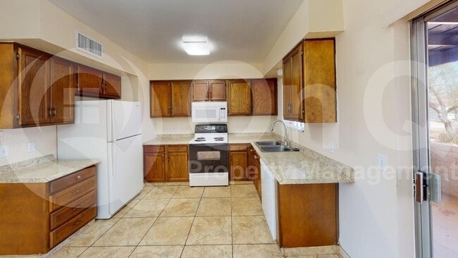 Building Photo - 905 S La Bellota