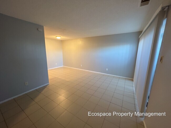 Building Photo - 2 Bedroom 1 Bathroom Apartment in Aurora!