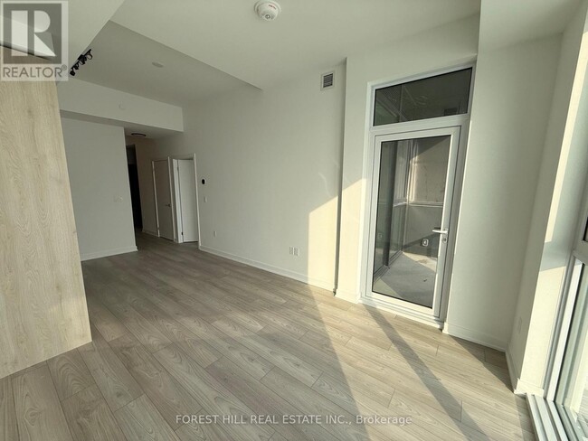 Building Photo - 1007 The Queensway