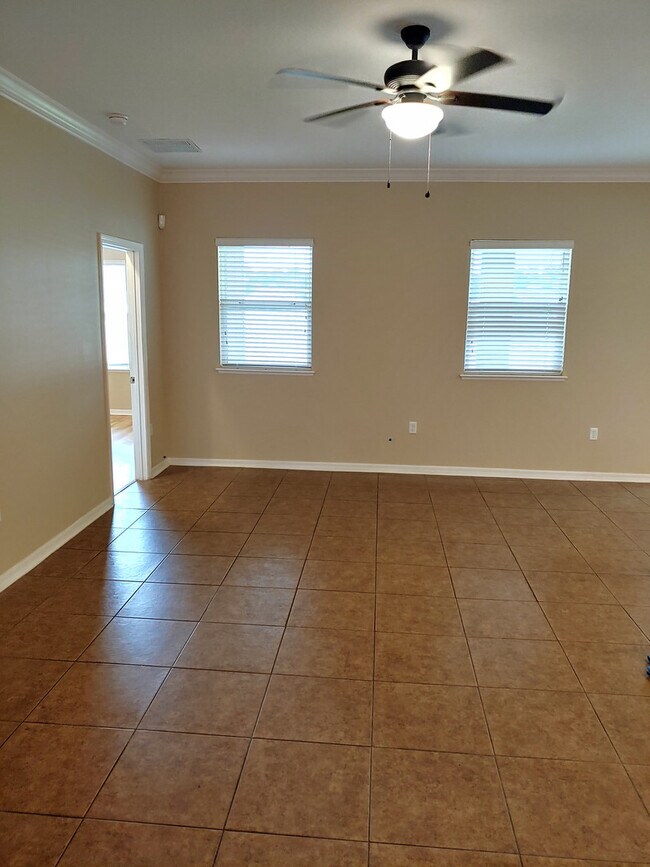 Foto del edificio - Beautiful 3BR Home in Mallory Square, Lawn Care Included
