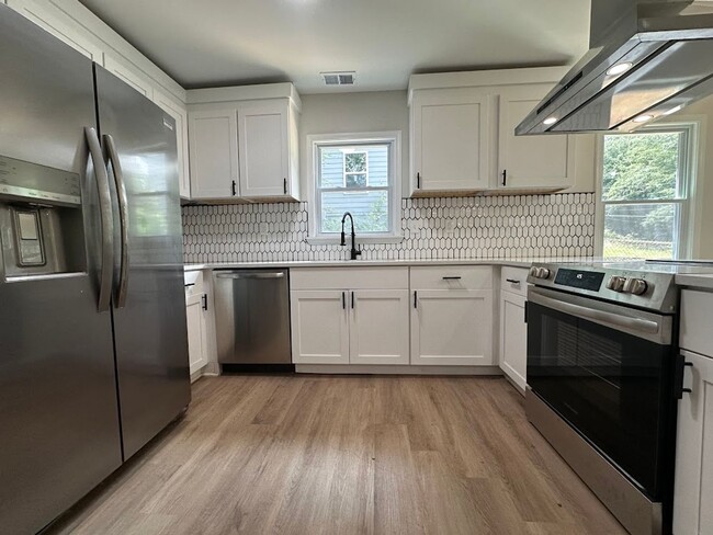 Building Photo - 4 bed 2 bath in Decatur!