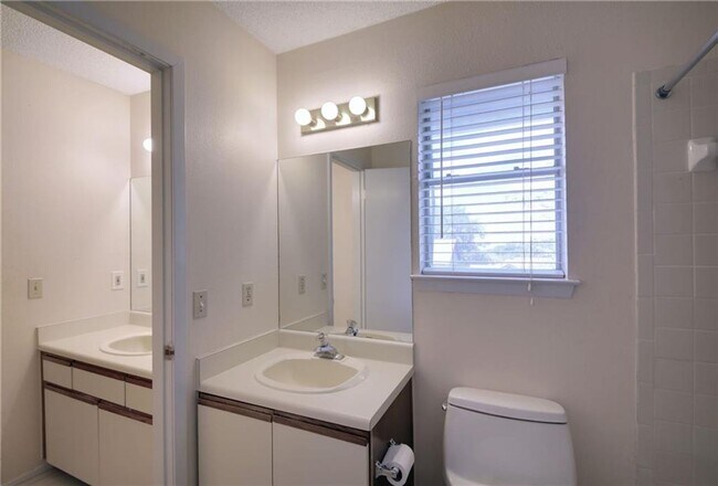Foto del edificio - Stately 2 Story Condo In North Austin Loca...