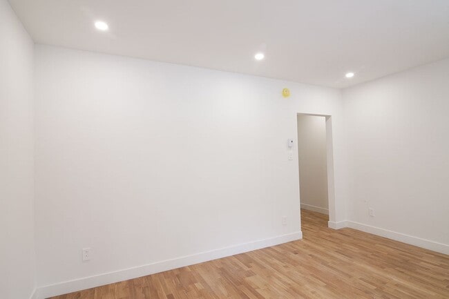 Building Photo - 2060 du Fort