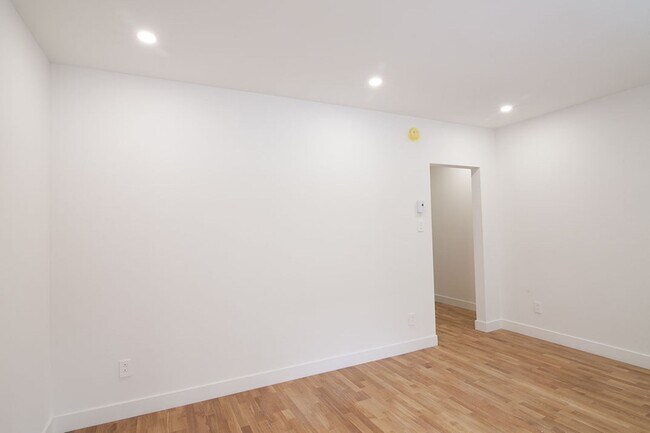 Building Photo - 2060 Rue du Fort