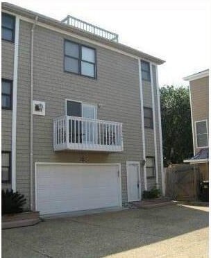Building Photo - 2300 Merry Oaks Ct
