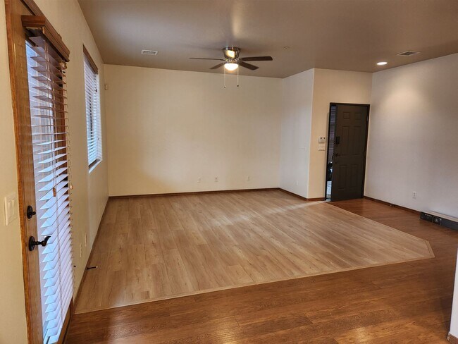Building Photo - Desirable Bison Cove ~ Unfurnished 2 bed /...