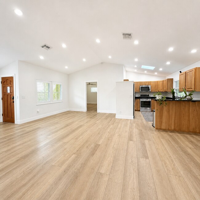 Building Photo - Updated 2/2/1 Home in Northeast St. Petersburg!