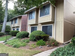 Building Photo - 2207 Surrey Ct