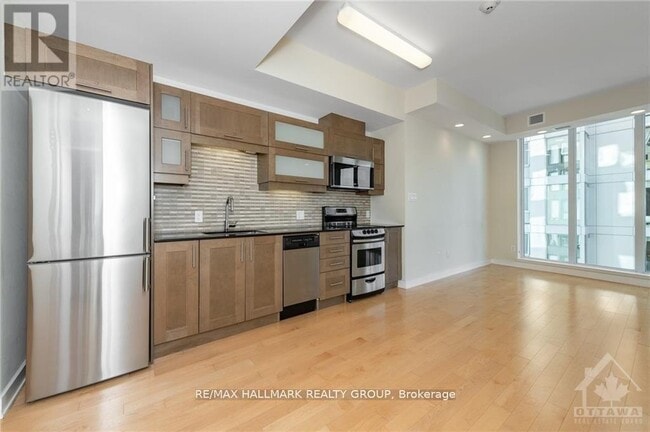 Building Photo - 40-2040 Nepean St