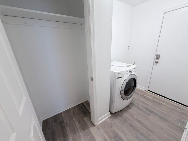 Foto del edificio - 2-bedroom HOUSE near University City!