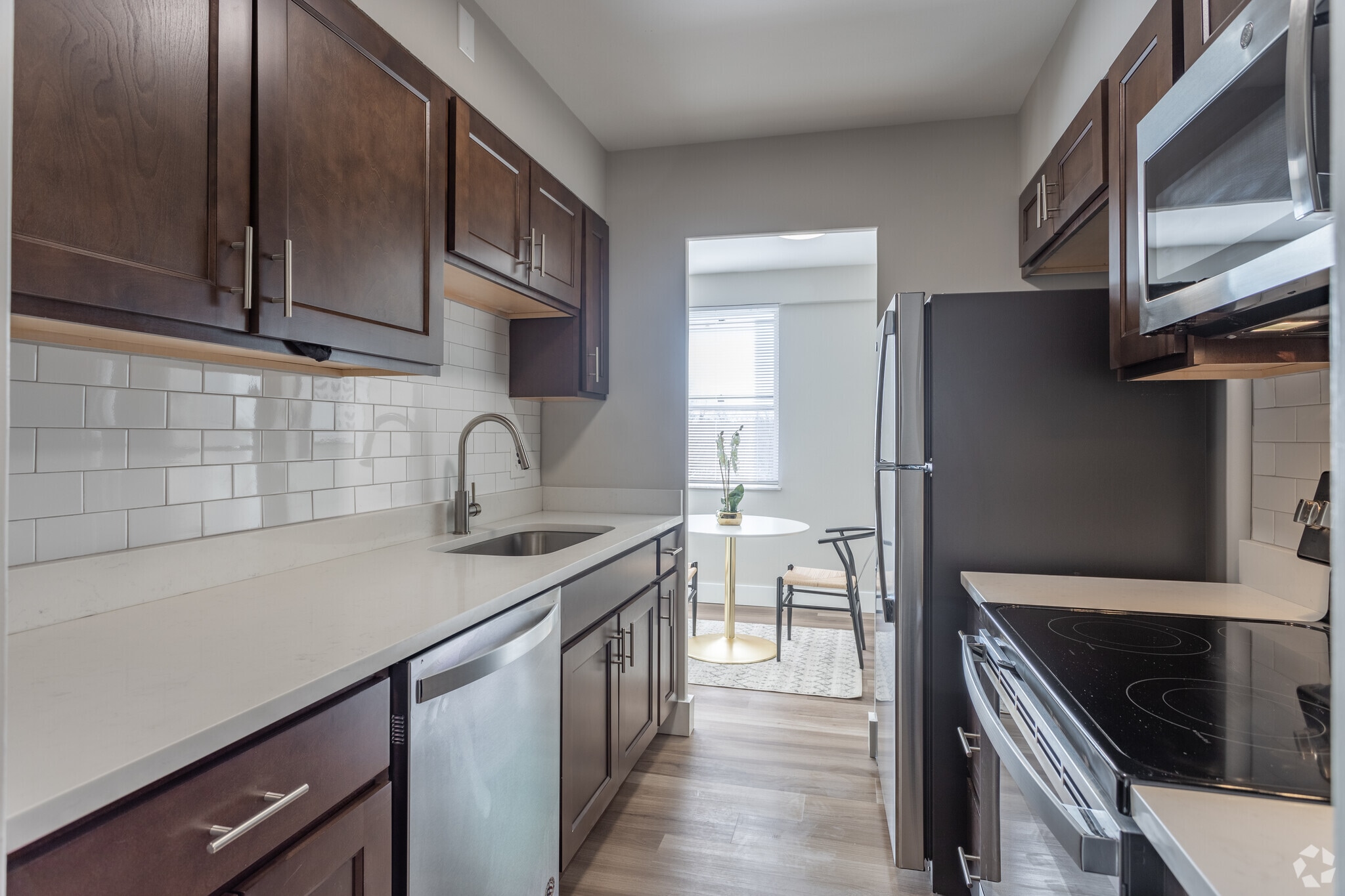 Waldorf Towers Apartments – photo 1