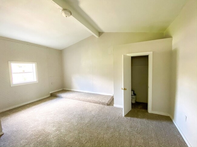 Building Photo - Spacious 3 Bedroom with Updated Kitchen