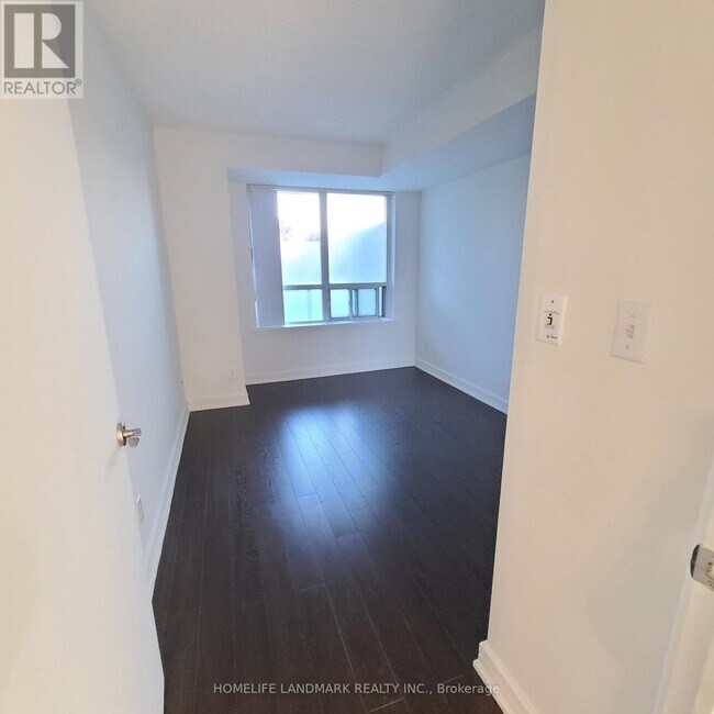 Photo du bâtiment - 18 Harrison Garden Blvd