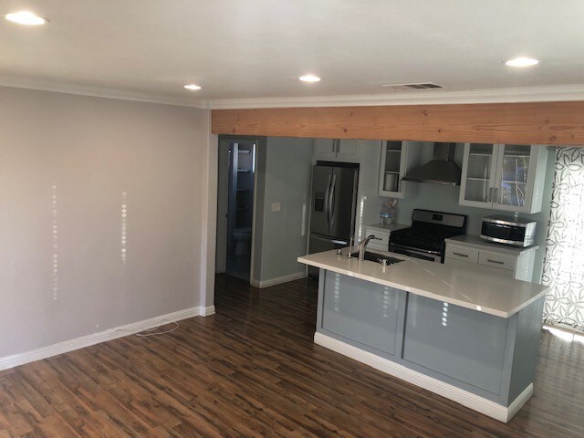 Building Photo - 560 E Mission St