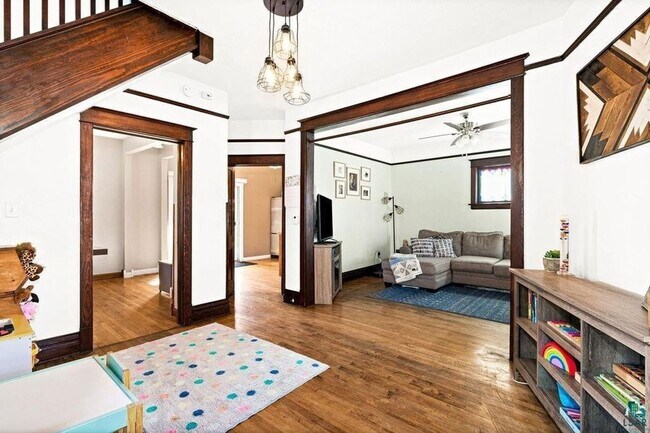 Foto del edificio - AVAILABLE SEPTEMBER 1st - Beautiful 2 Bed 1 Bath w/ Garage & Fenced Corner Lot