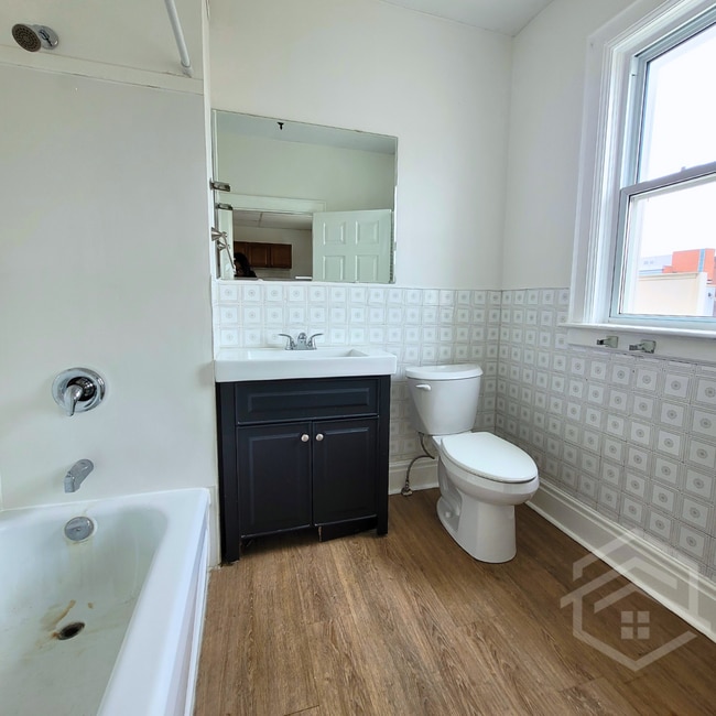 Building Photo - 2-Bedroom Apartment in the Heart of Woodstock!