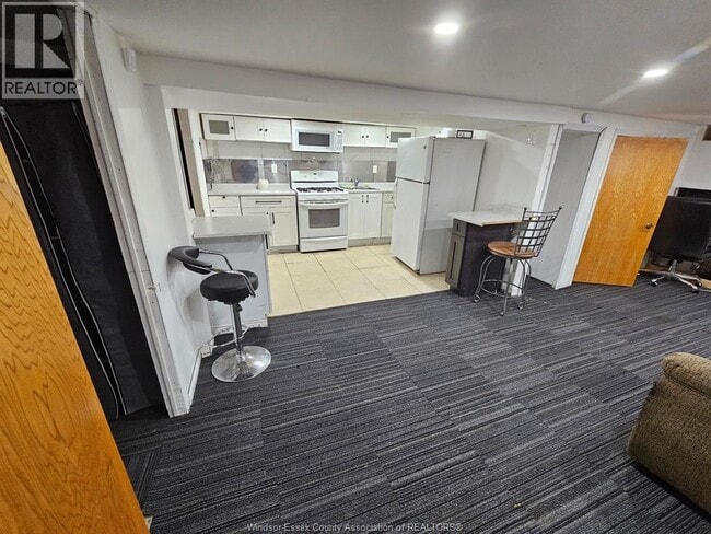 Photo du bâtiment - 987 McKay Ave