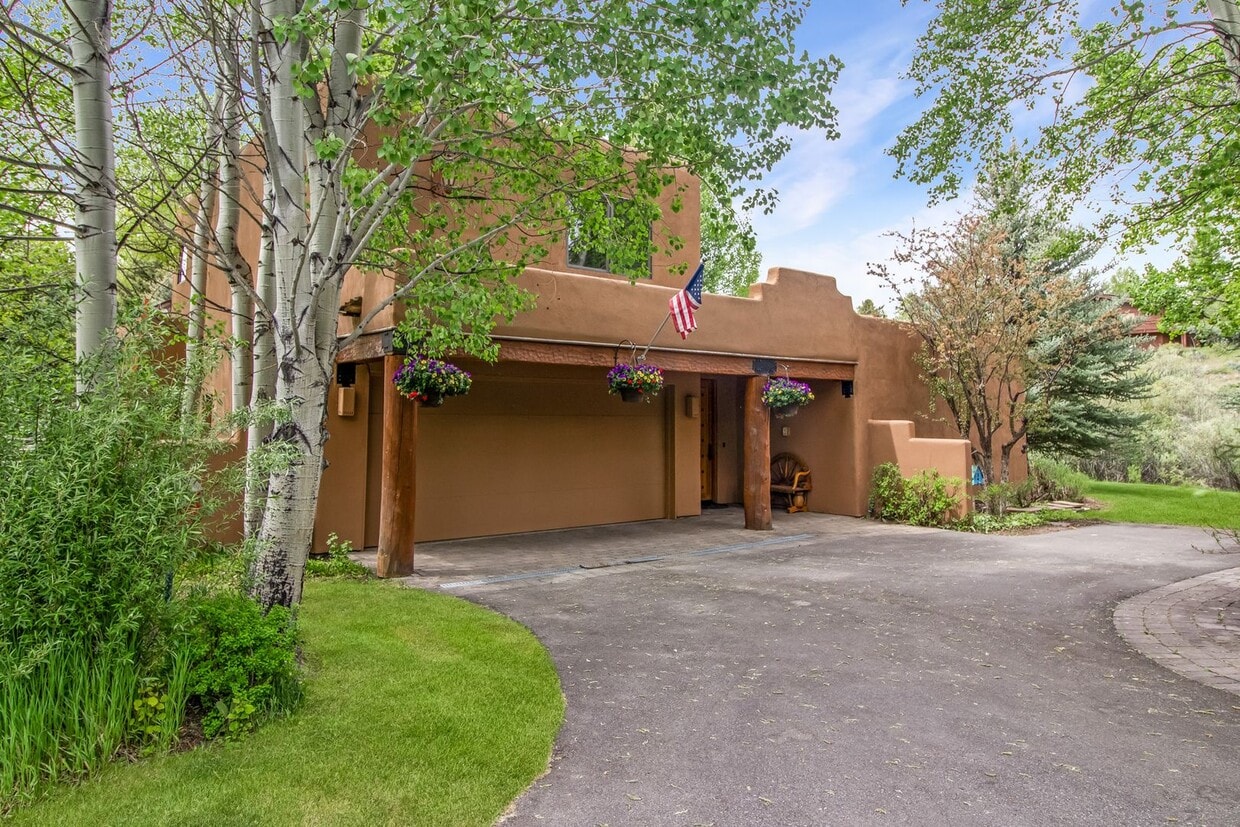 Building Photo - Sun Valley Home, Fully Furnished and Move-in Ready