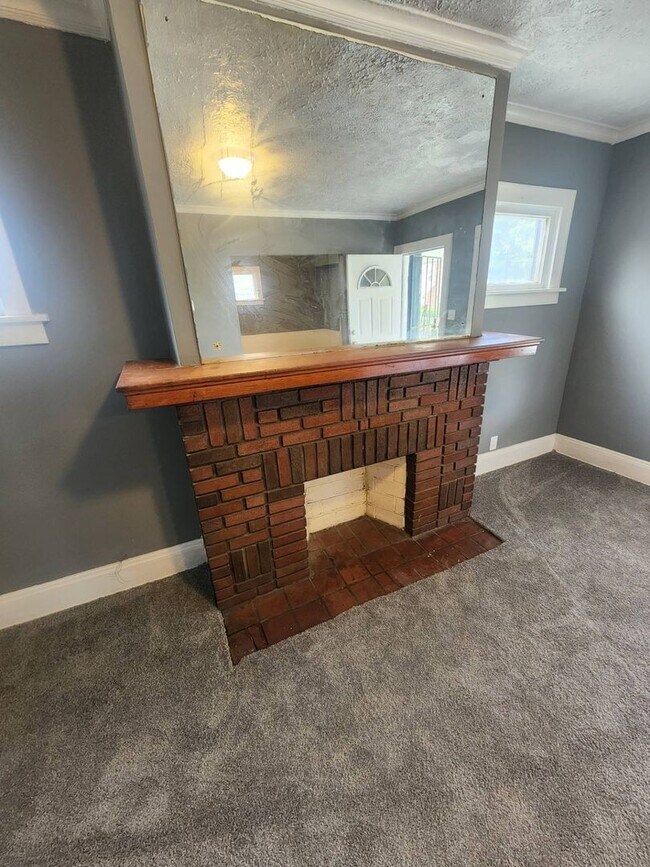 Building Photo - Charming 4-Bedroom Property in Prime Location