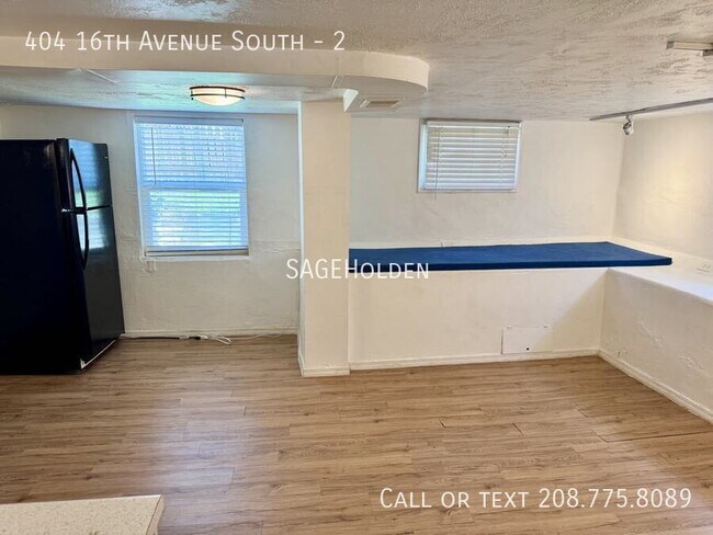Building Photo - 404 16th Ave S