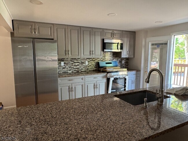 Foto del edificio - 87 Fairview Ave