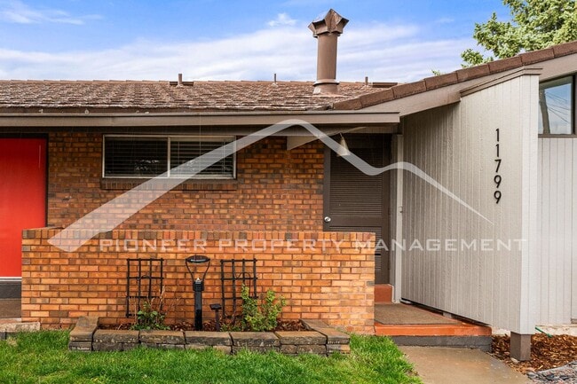 Building Photo - Charming Home with Washer/Dryer and Mounta...