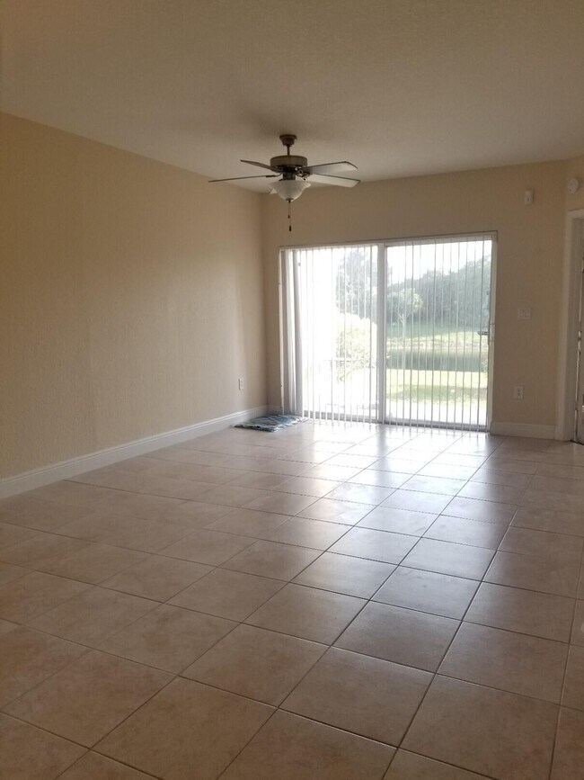 Foto del edificio - 1049 Golden Lakes Blvd