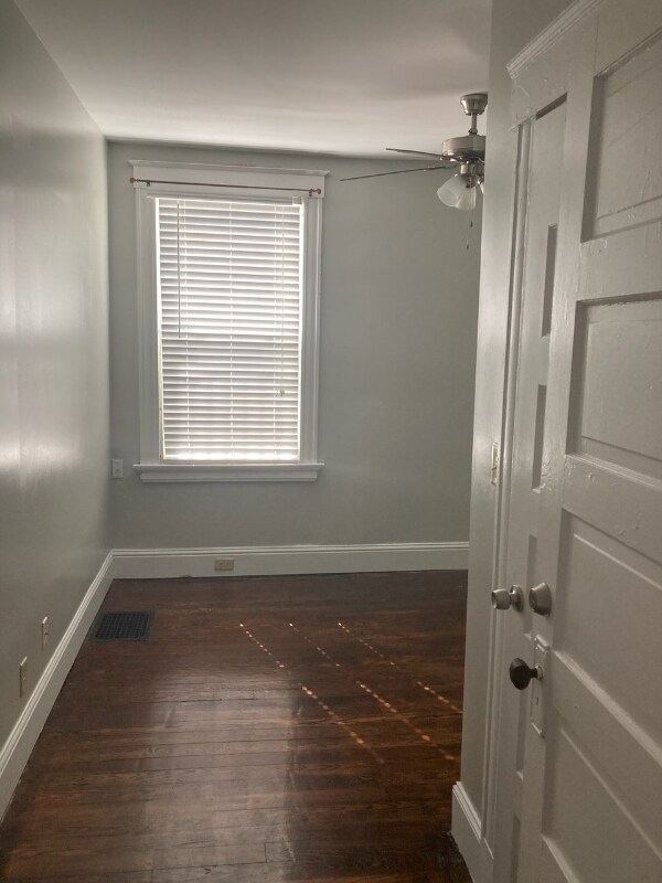 Building Photo - 206 Oak St