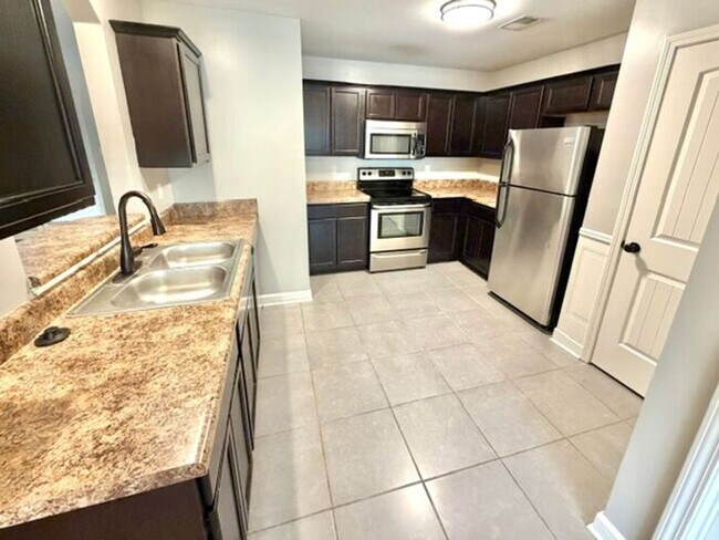 Foto del edificio - Now Leasing a 4 bedroom 2 bath home in Maywood