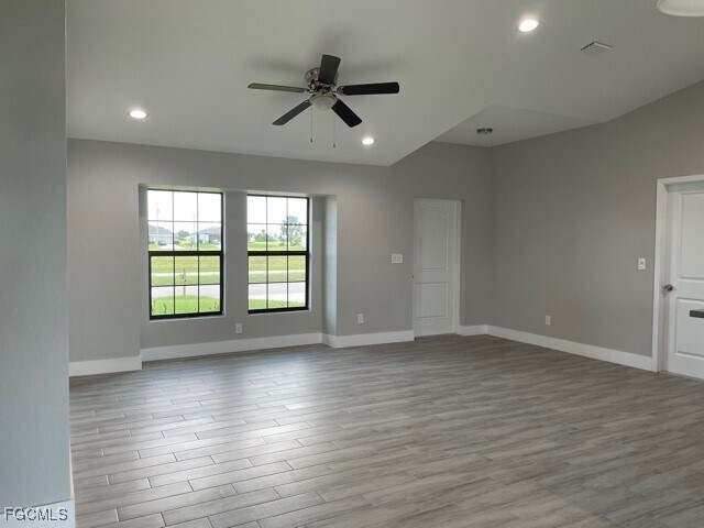 Foto del edificio - 321 Kismet Pkwy W