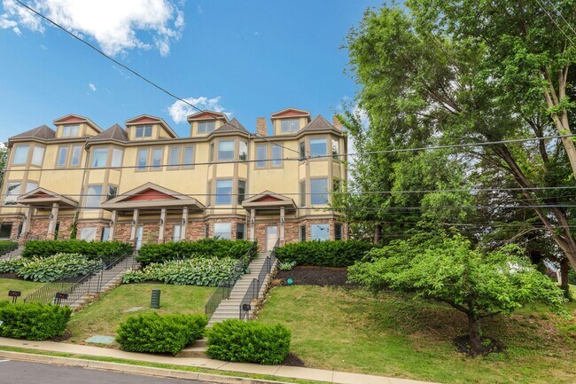 Building Photo - Stunning and Luxurious 3-Bedroom, 5 Bathro...