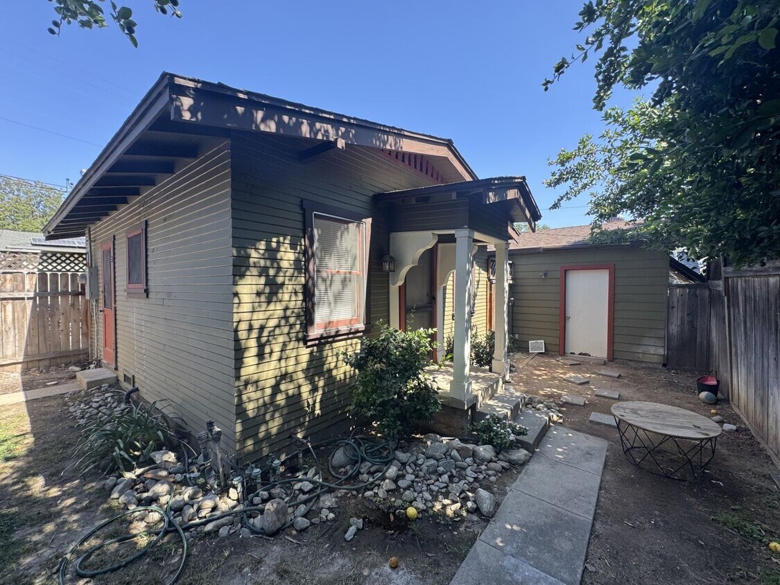 Foto principal - 2 bed 1 bath Back house Bungalow in Upland...