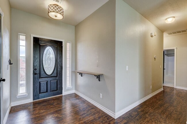 Building Photo - 1605 Silver Oak Dr