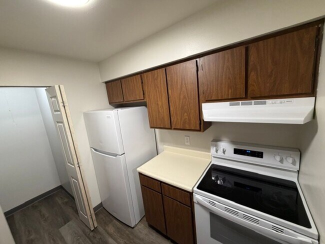 Foto del edificio - MOVE-IN Ready - 2 bedroom, One Bath - Top Floor with Private balcony and Central A/C!