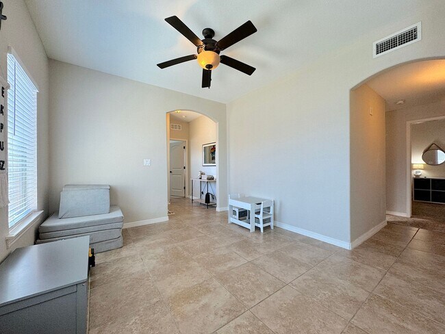 Foto del edificio - East El Paso 4 bed/ 2 Bath Refrig A/C Home