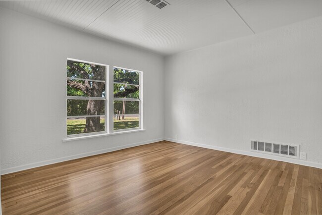 Foto del edificio - 1403 Harpole Rd E