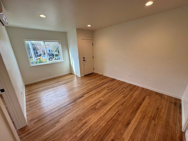 Foto del edificio - Remodeled Midtown Apartment- Private Washer/Dryer +AC!!