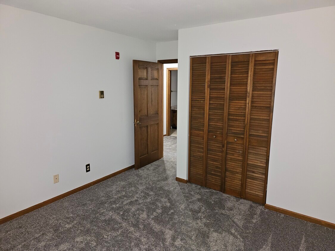Primary Photo - 1224 E Decorah Rd
