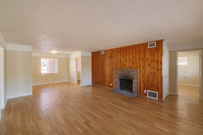 Foto del edificio - Spacious 3Bed/2Bath, 1-Story Ranch Home lo...