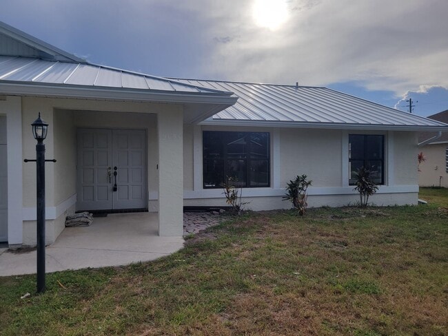 Building Photo - 2050 SE Camilo St