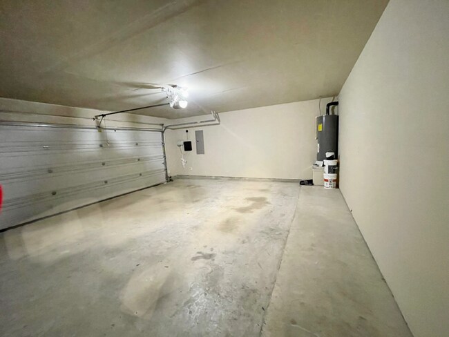 Building Photo - 5805 Valley Haven Way